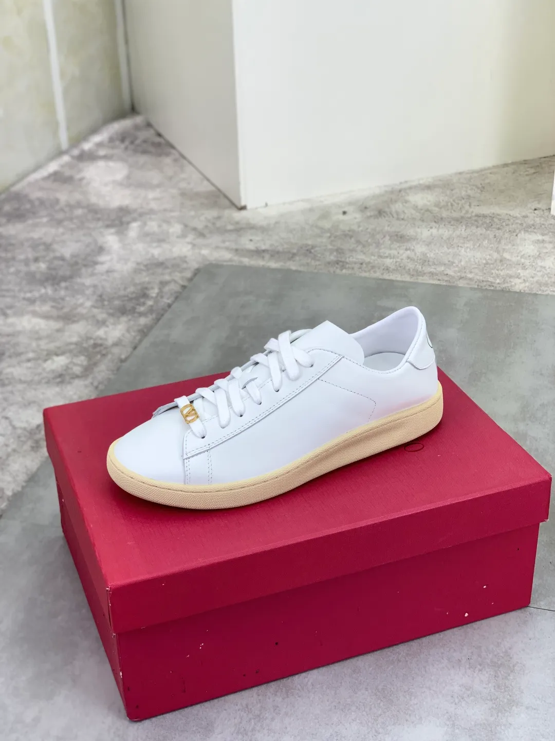 Men's men's shoes 💰P520 New style 💰 Top version Valentino Valentino 25/ Royco series Cherry 🍒Couple style Casual sneakers White shoes Original purchase and development Production Classic and timeless low-top sneakers outline a lazy silhouette, supplemented by low-key and restrained brand details, evolved into a must-have item in the wardrobe, comfortable and versatile!  ✔️Fabric: Original customized first-layer cowhide ✔️Inner lining: Imported breathable sheep lining ✔️Sole: Original molded anti-slip rubber material ✔️Size: 38-45